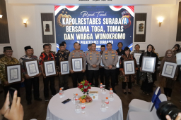 Kapolrestabes Surabaya Beri Penghargaan Kapolsek Wonokromo dan Toga Tomas atas Peran Aktif Jaga Kamtibmas