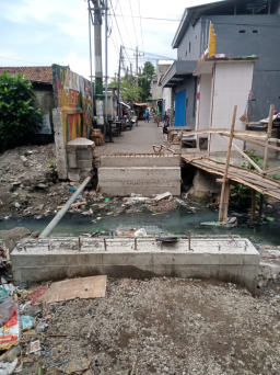 Miris! Proyek Jembatan di Jalan Dupak Masigit Gang 9 Mangkrak 4 Bulan, Warga Jadi Korban, Dimana Pengawasan Pemerintah