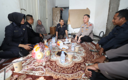 *Hari Jadi ke-74 Humas Polri, Polda Jatim Anjangsana ke Purnawirawan*