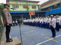 Pesan Kasat Binmas Polres Tanjung Perak di SMPN 7 Surabaya: Jauhi Narkoba dan Judi Online.