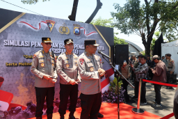 Kapolda Jatim Pastikan Pendidikan Santri Ponpes Al-Khoziny Tetap Berjalan Pasca Musibah