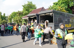Polda Jatim Wujudkan Kepedulian Sosial, Salurkan Bantuan Ribuan Paket Sembako untuk Warga
