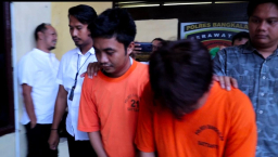 Satreskrim Polres Bangkalan Tangkap Dua Pemuda Pelaku Jambret Kalung di Pom Mini
