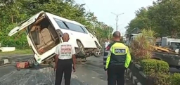 Terlena di Balik Kemudi, Elf Terguling di Bangkalan: Polisi Imbau Pengemudi Waspada Saat Dini Hari