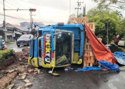 Truk Bermuatan Kayu Terguling, Di Junok Sempat Membuat Kemacetan Lalulintas.