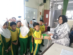 Siswa Kelas 2E SDN Rangkah 1 Surabaya Haru-Biru Rayakan Hari Guru, Beri Kejutan Manis untuk Ibu Okta