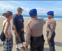 Satpolairud Polres Badung Perketat Pengamanan Pantai Saat Cuaca Ekstrem