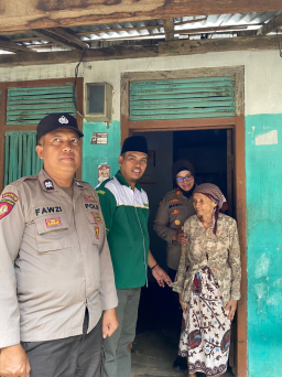 Kapolsek Lumbang dan Ansor Salurkan Sedekah untuk Lansia dan Dhuafa di Desa Pancur