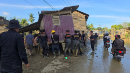Brimob Polda Aceh Geser Rumah Terseret Banjir demi Buka Akses Jalan Nasional Tamiang–Langsa