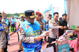 Wakapolri Apresiasi Kreasi UMKM dan Bagikan Perlengkapan Sekolah Usai Apel Mitra Kamtibmas di Jayapura