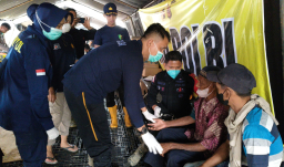Nakes Polri Berikan Layanan Kesehatan Gratis bagi Korban Banjir di Aceh Tamiang