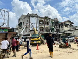 Personel Satuan Brimob Polda Aceh Dikerahkan Untuk Mengawal Proses Penormalan Jaringan Listrik Pascabanjir Di Aceh