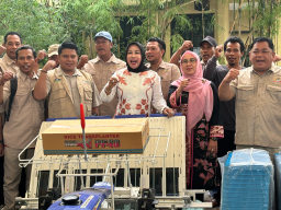 Wakil bupati Sidoarjo Salurkan Bantuan Alsintan untuk dorong modernisasi Pertanian dan keterlibatan generasi muda