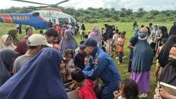 Pilot dan Kru Helikopter Salurkan Amanah Al-Qur’an untuk Anak-Anak Terdampak Banjir di Aceh