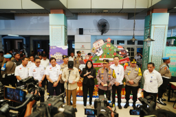 Kapolri Cek Kesiapan Pengamanan Nataru di Stasiun Pasar Senen, Fokus Antisipasi Situasi Darurat