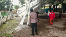 Cuaca Ekstrem Terjang Pasuruan, Angin Kencang Robohkan Kanopi Masjid dan Atap Rumah Warga