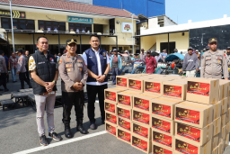 Sambut HUT Reserse ke-78, Polres Pelabuhan Tanjung Perak Bagikan Ratusan Sembako ke Tukang Becak dan Sosialisasi Call Ce