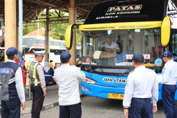 *Polres Gresik Gandeng Dishub Gelar Ramcheck Armada Bus Jelang Nataru*