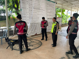 *Ops Lilin Semeru Polda Jatim Libatkan Unit K9 Ditsamapta Laksanakan Patroli dan Sterilisasi Gereja*