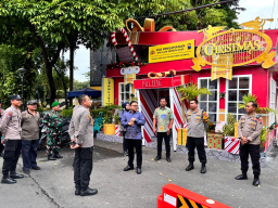 *Menjaga Damai di Ujung Tahun | Kompolnas Tinjau Pospam Tegalsari dan Gereja Hati Kudus Surabaya Jelang Nataru*
