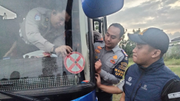 *Jelang Nataru Ditlantas Polda Jatim Gelar Ramcheck di PO Bus*