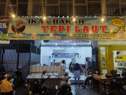 Sejuknya Malam Surabaya Timur, Seafood Tepi Laut Jadi Oase Kuliner di Tengah Hujan dan Kemacetan