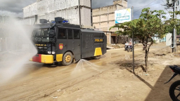 Water Cannon Disemprotkan di Jalan Lintas Aceh Selatan, Polri Minimalisir Debu Pasca Banjir*