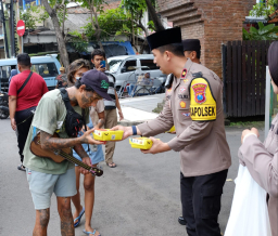 Jumat Berkah, Polsek Taman Berbagi Makanan di Jalan Raya Wonocolo Sidoarjo*Si