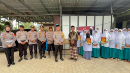 Polri Salurkan Bantuan Al-Qur’an kepada Pesantren Terdampak Banjir