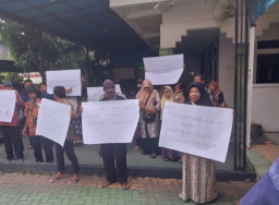 Kecewa terhadap Kinerja Jaksa Penuntut Umum(JPU) warga desa imaan kec.dukun menggelar aksi demo di KEJARI Gresik