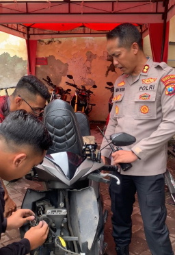 Cegah Curanmor dari Hulu, Polrestabes Surabaya Bagikan Alarm Motor Gratis