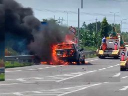 Mobil Terbakar di Gerbang Tol Belahanrejo, Akses Sempat Terganggu.