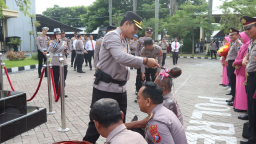 Ratusan Personel Polres Nganjuk Terima Kenaikan Pangkat, Kapolres Ingatkan Makna Pengabdian