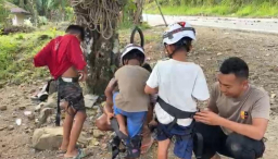 Brimob Polri Hadirkan Terapi Psikososial bagi Anak Korban Bencana di Agam