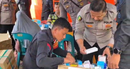 Dari Posko hingga Pintu Rumah, Polri Hadir Pastikan Layanan Kesehatan Warga Terdampak Bencana di Kala Segi Aceh Tengah