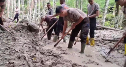 Di Tengah Lumpur dan Harapan, Polri Bersama Warga Buka Akses Jalan Kampung Setie Pascabencana