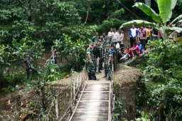 Danrem Untoro Tinjau Lokasi Pembangunan Jembatan Gantung di 3 Wilayah Jajarannya