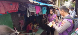 Tim Trauma Healing Polri Bersama Relawan UI Hadir Bersama Warga Pascabanjir di Cilincing