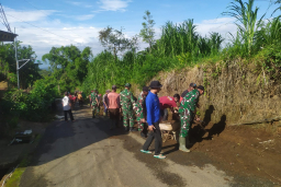 Bahu-Membahu, TNI dan Warga Masaran Kompak Cegah Longsor