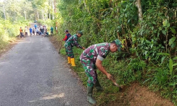 TNI dan Warga Kompak Bersih-bersih Jalan dan Parit di Desa Surenlor Trenggalek