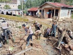 *Gotong Royong Pascabanjir, Polri Pulihkan Drainase Tersumbat dan Gorong-gorong di Rusip Antara*