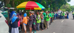 Menebar Kebaikan, Mencari Keberkahan: Ibu-Ibu Komunitas “Berbagi Membawa Berkah” Hadirkan Makan Murah untuk Ojol dan Ped