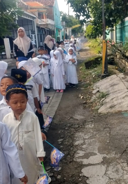 Semarak Peringatan Isra Mi’raj, TK Sunan Ampel Gresik Ajak Siswa Keliling Kampung