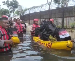 Polri Bergerak Tangani Banjir Cakung, Kerahkan 132 Personel, Perahu Taktis, Kendaraan 4x4, dan Dapur Lapangan Brimob