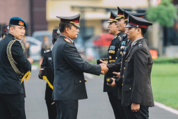 *Kapolda Jatim Anugerahkan Tanda Kehormatan kepada Ribuan Personel*
