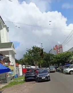 Atap Gedung PN Surabaya Beterbangan Diterjang Angin Kencang, Sebuah Angkot Rusak