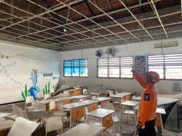 Miris Plafon Ruang Kelas Ambrol di SMPN 60 Surabaya, Tiga Siswi Jadi Korban Dan Alami Shock