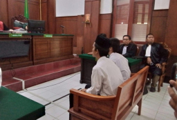 Dua Mahasiswa Dituntut 1,5 Tahun Penjara dalam Kasus Dugaan Pemerasan Kadisdik Jatim