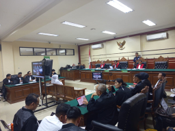 Khofifah Hadir Jadi Saksi Sidang Dugaan Korupsi Dana Hibah Pokmas, Disambut Lantunan Selawat Simpatisan