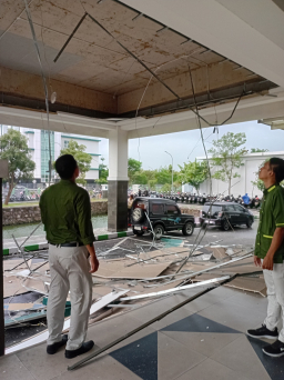 Atap Plafon Teras Gedung Kampus II Universitas Islam Negeri Sunan Ampel Surabaya (UINSA) ambrol